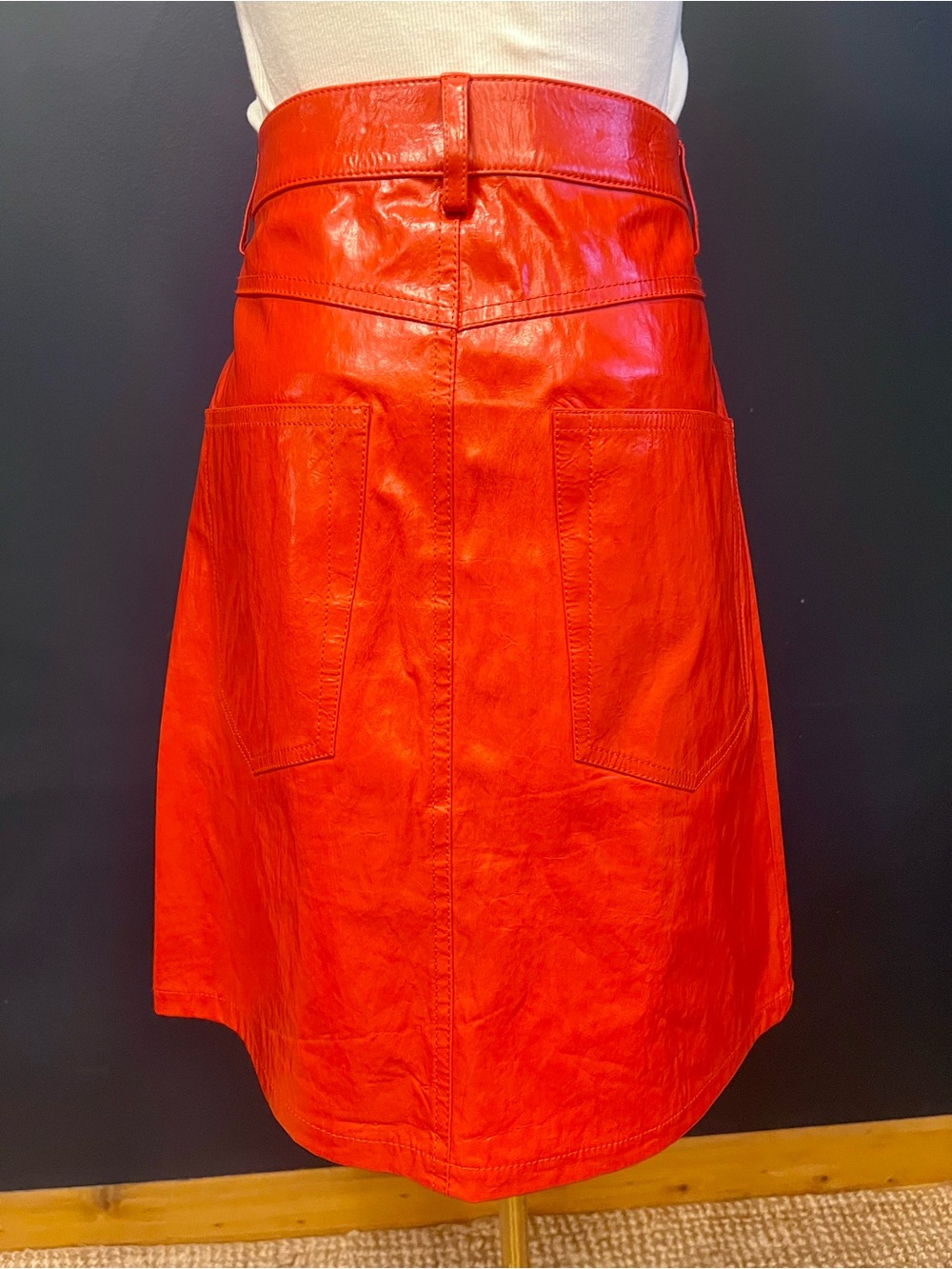 HELMUT LANG Orange patent leather skirt with 5 pockets. - Picture 4 of 9
